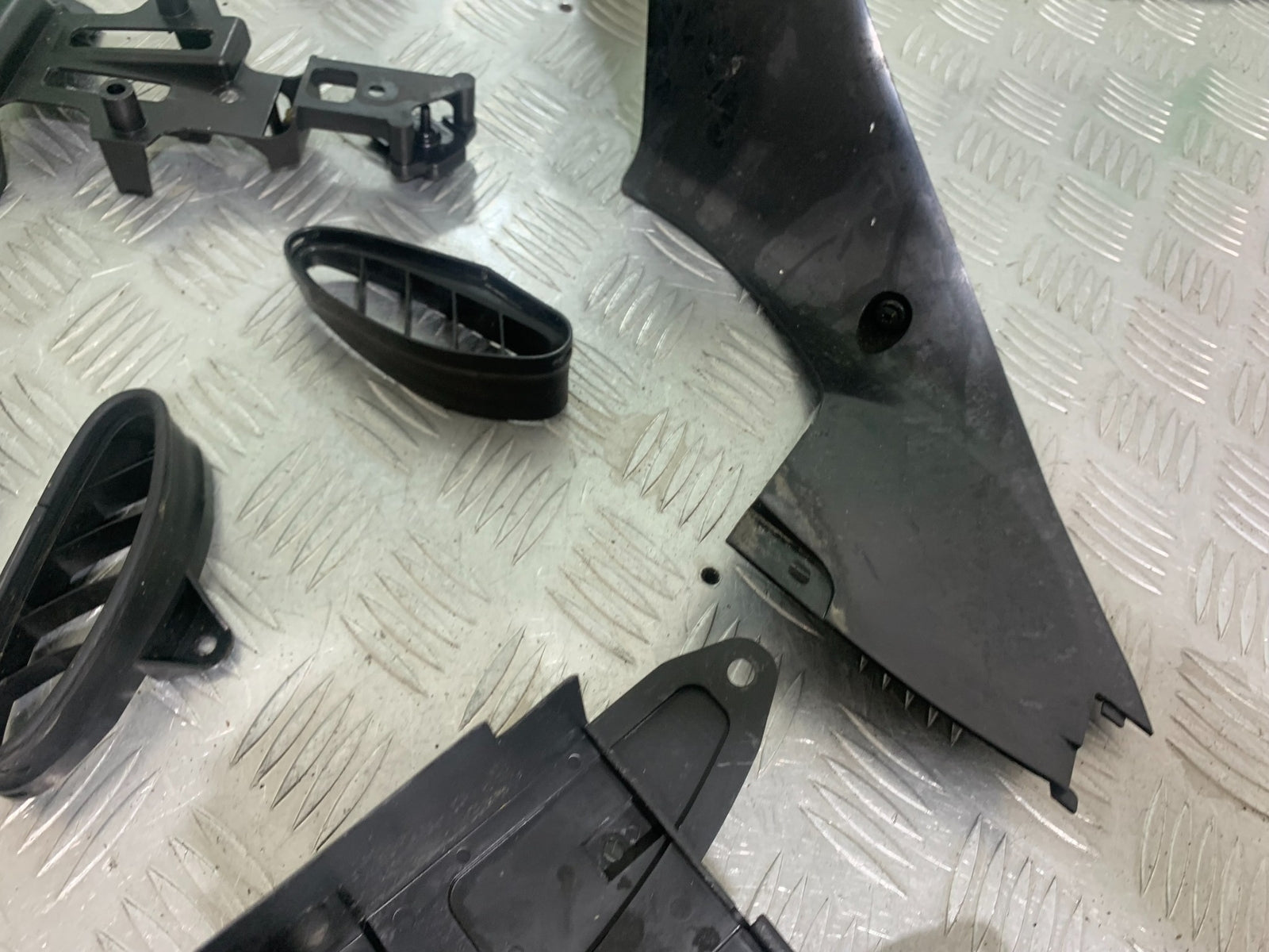 YAMAHA YZF R1 INFILL PANELS  YEAR 2004-2006 (CMB1155)