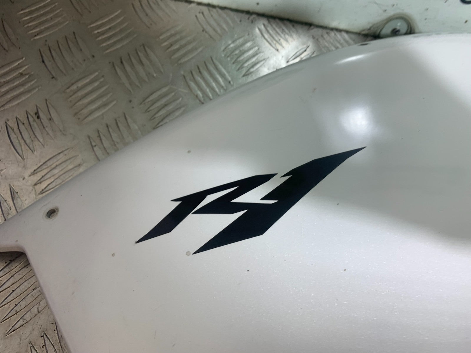 YAMAHA YZF R1 14 B BIG BANG RIGHT FAIRING PANEL   2009-14 (CMB1175)