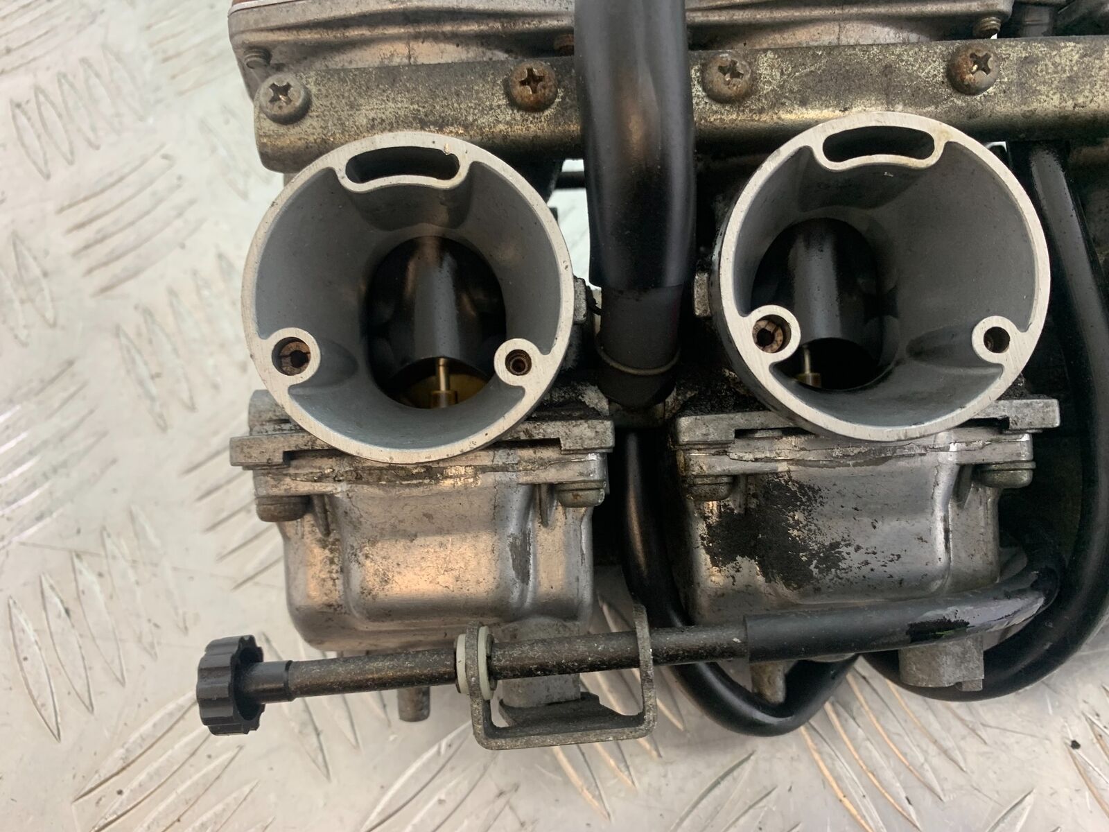 YAMAHA XJR1300 XJR 1300 CARBS  YEAR 1999-2003 (CMB1119)