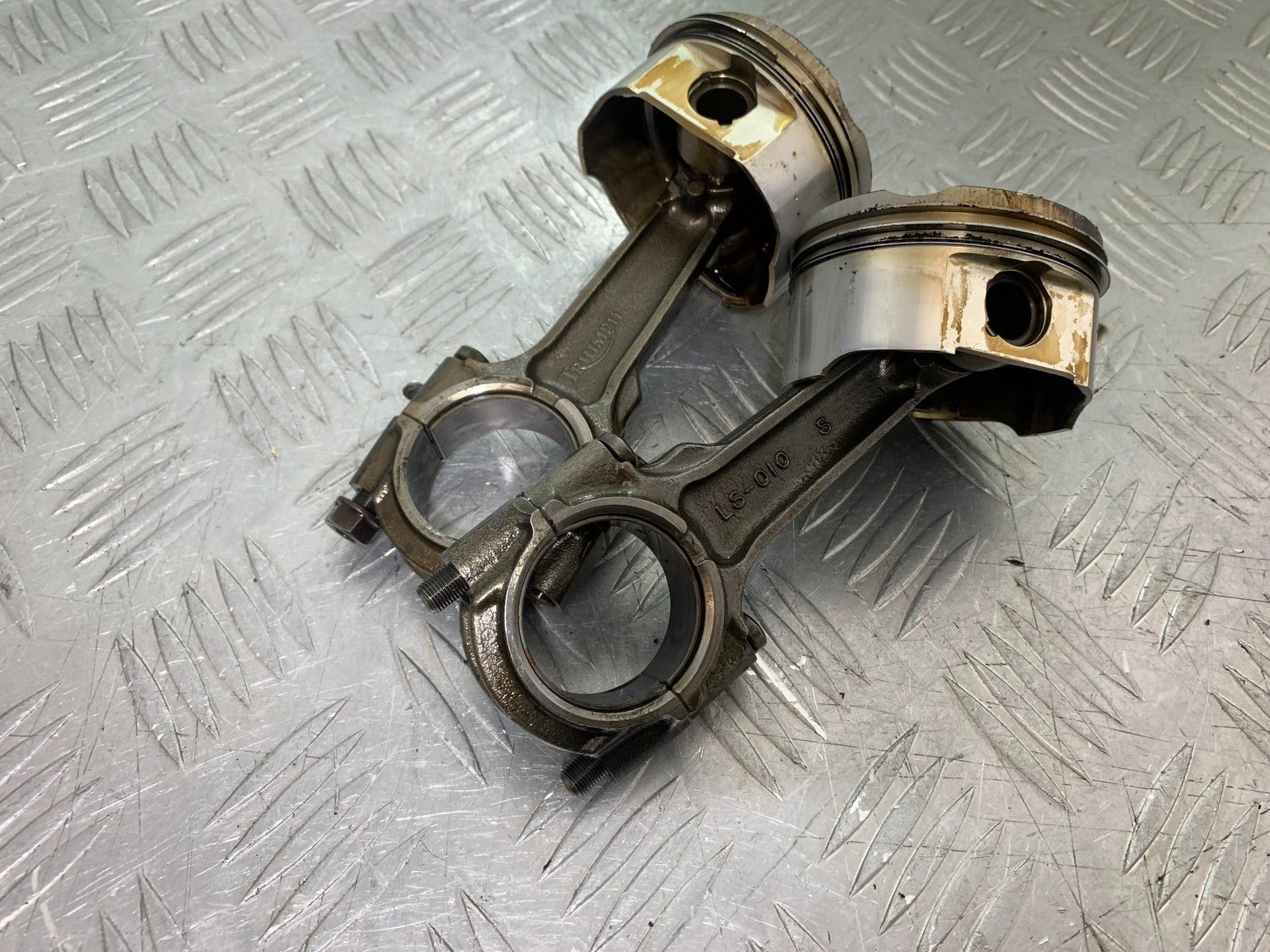 TRIUMPH 955i SPRINT ST 2X CON RODS AND PISTONS  YEAR 1999-2004