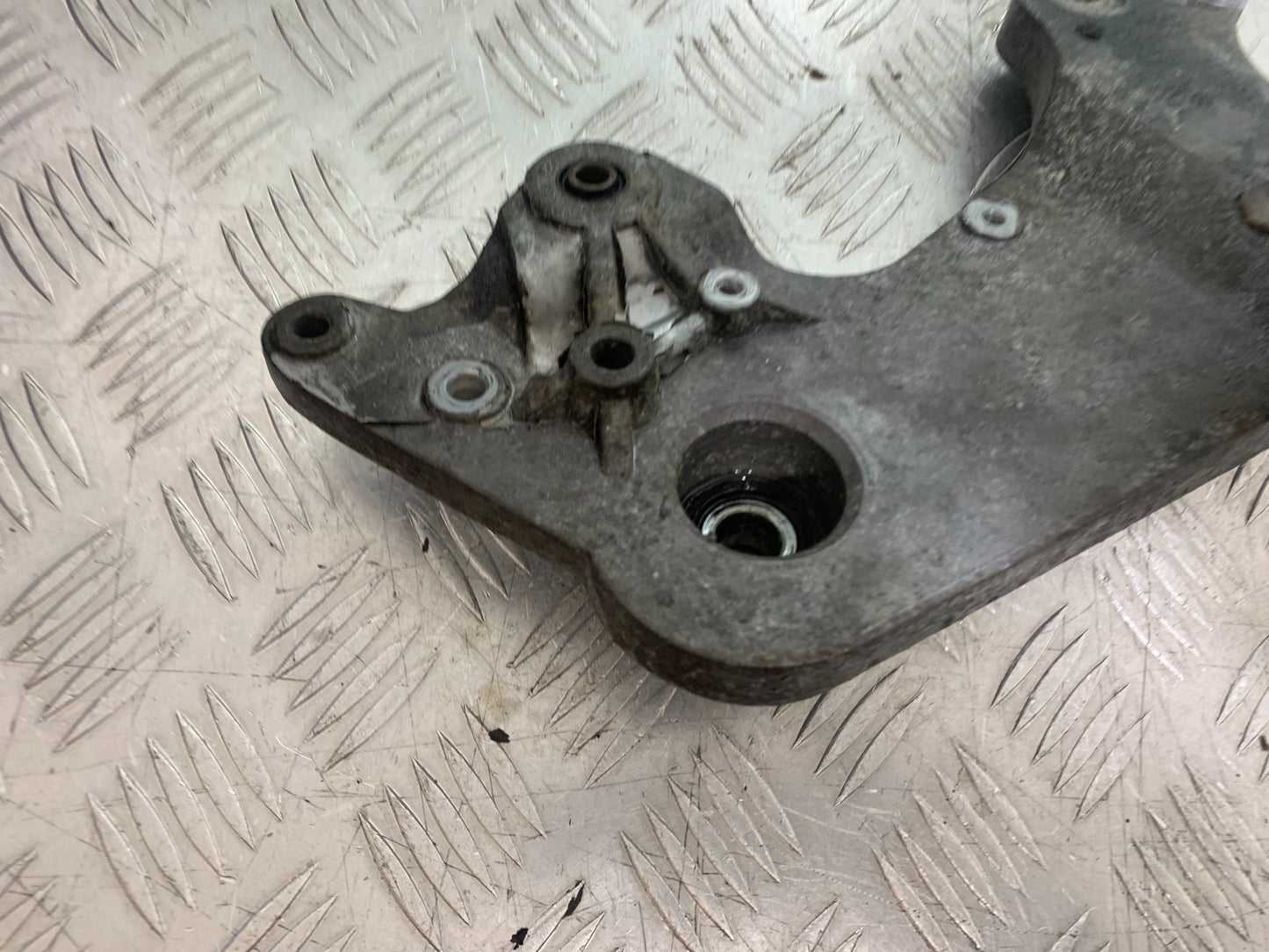 NECO ALEXONE 125 EXHAUST BRACKET YEAR 2016-2022  (CMB1273)
