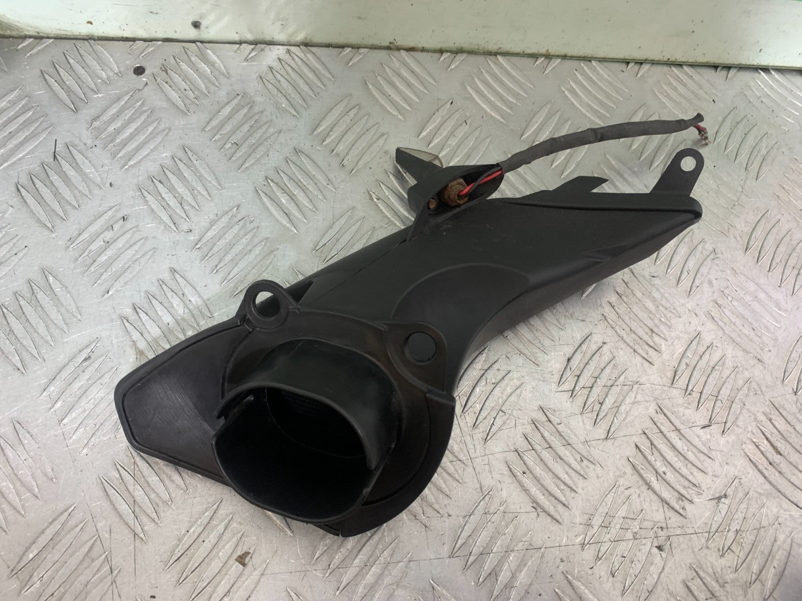APRILIA TUONO 1000 V4R RIGHT AIR TUBE AND INDICATOR YEAR 2011-13  (CMB1331)