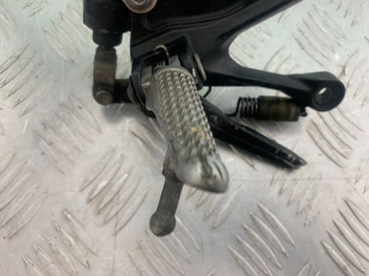 KAWASAKI ZX6R ZX6 R P7F P8F FRONT RIGHT HANGER  YEAR 2007-08 (CMB1165)