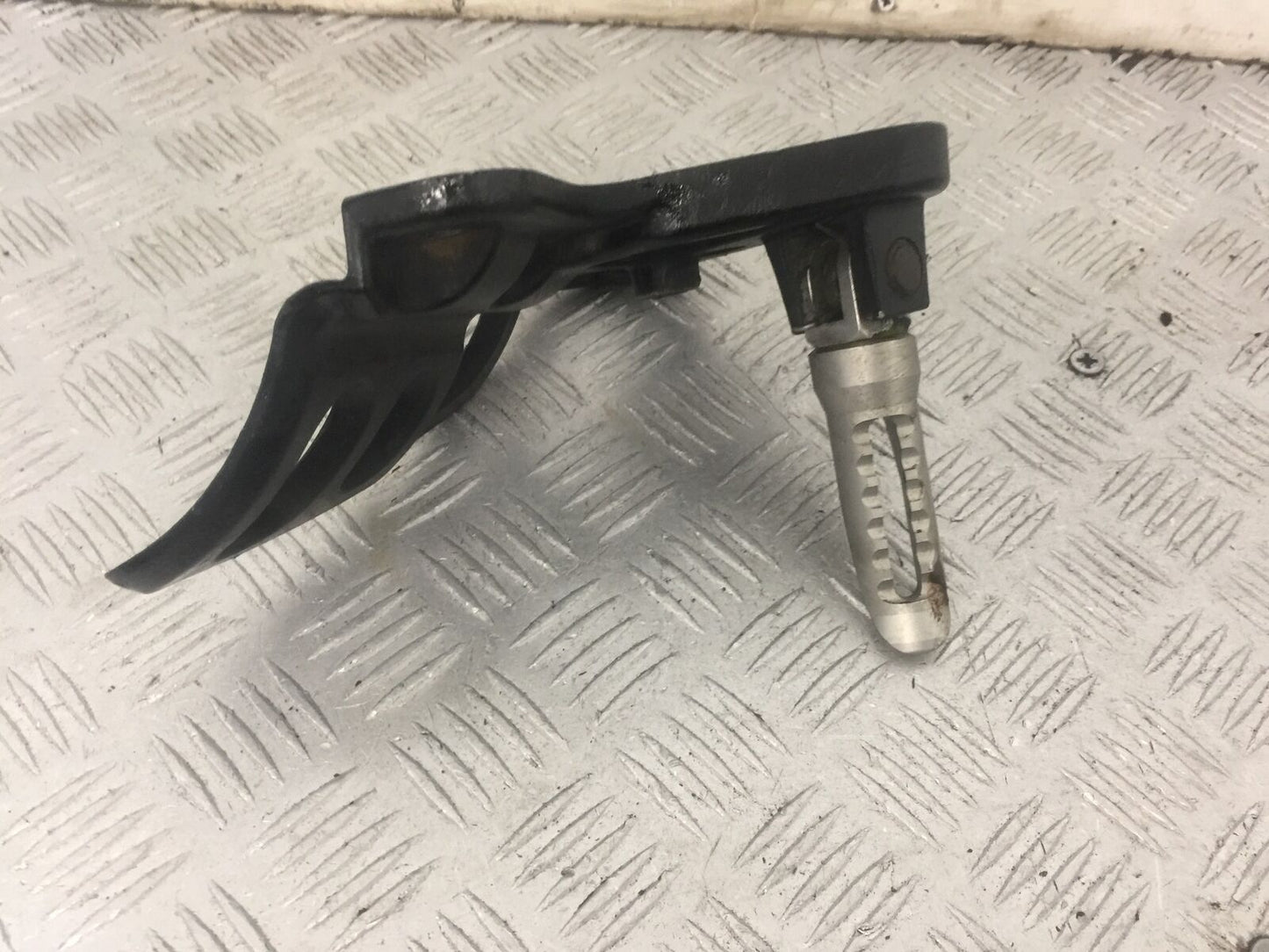 TRIUMPH 955i TIGER FRONT RIGHT HANGER AND PEG  YEAR 2001-2006 (STOCK 818)