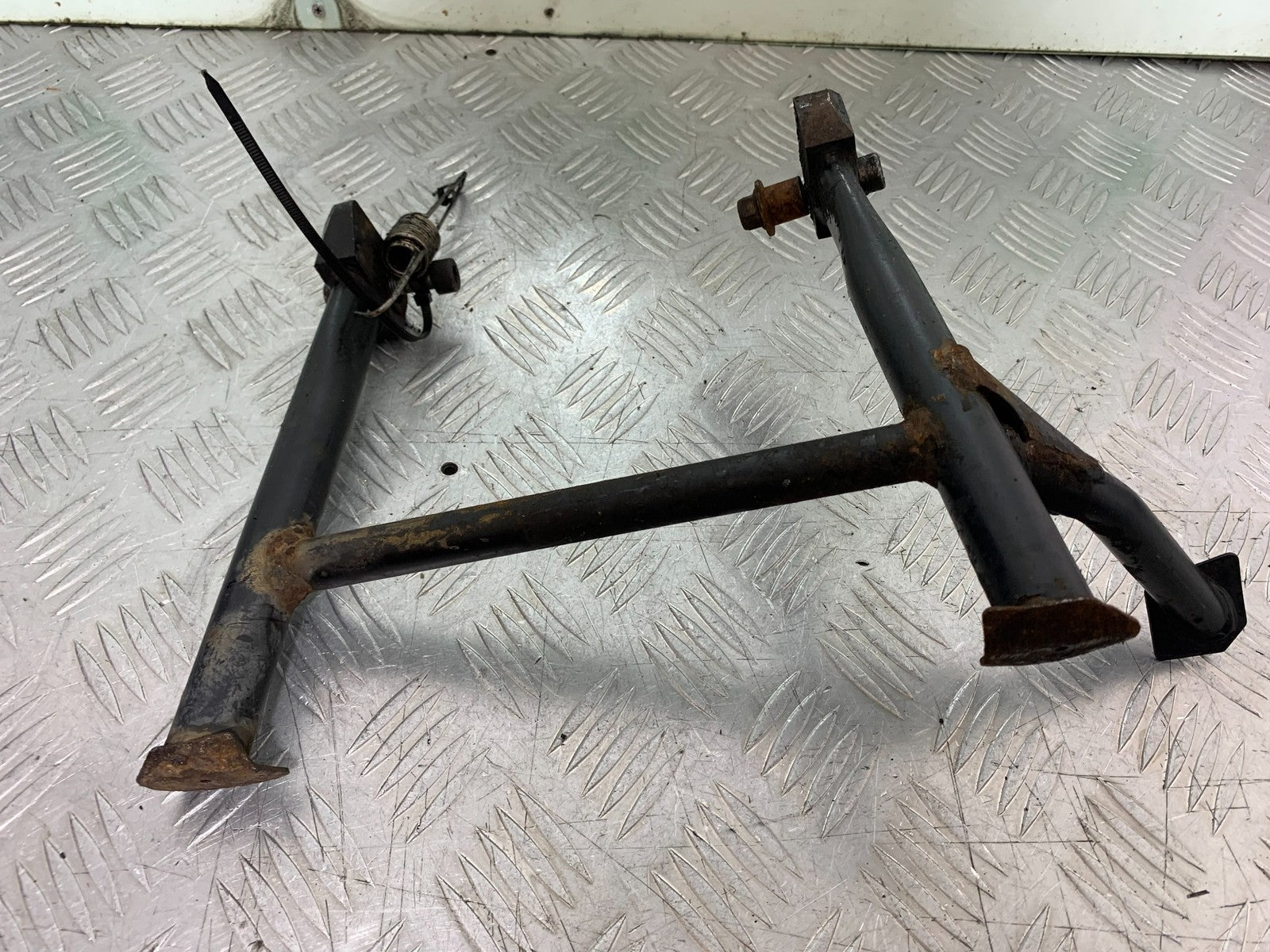 TRIUMPH 955i SPRINT ST CENTER STAND  YEAR 1999-04 (CMB1230)