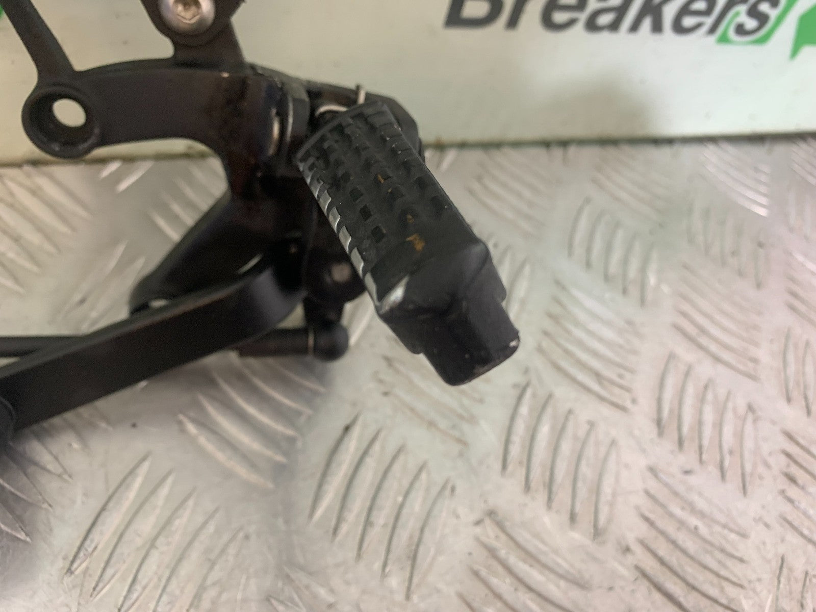 TRIUMPH 1050 SPEED TRIPLE FRONT LEFT HANGER  YEAR 2005-2007 (CMB1322)