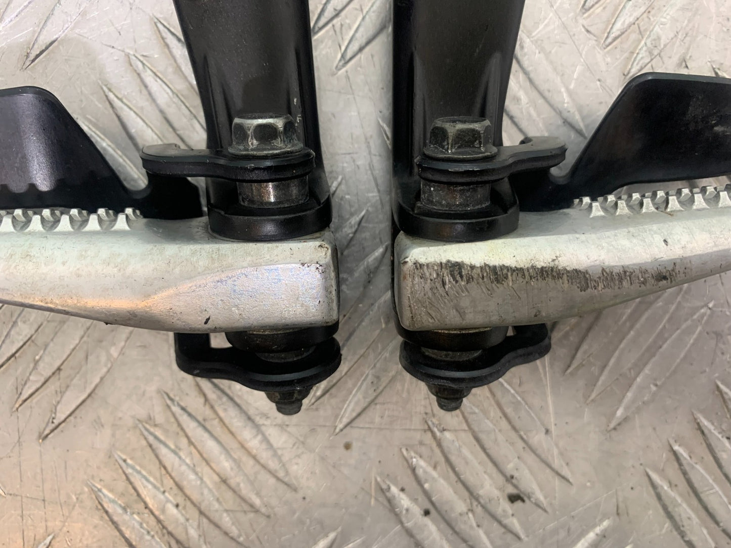 YAMAHA YZF R7 REAR HANGERS AND PEGS YEAR 2022-2025 (CMB1255)