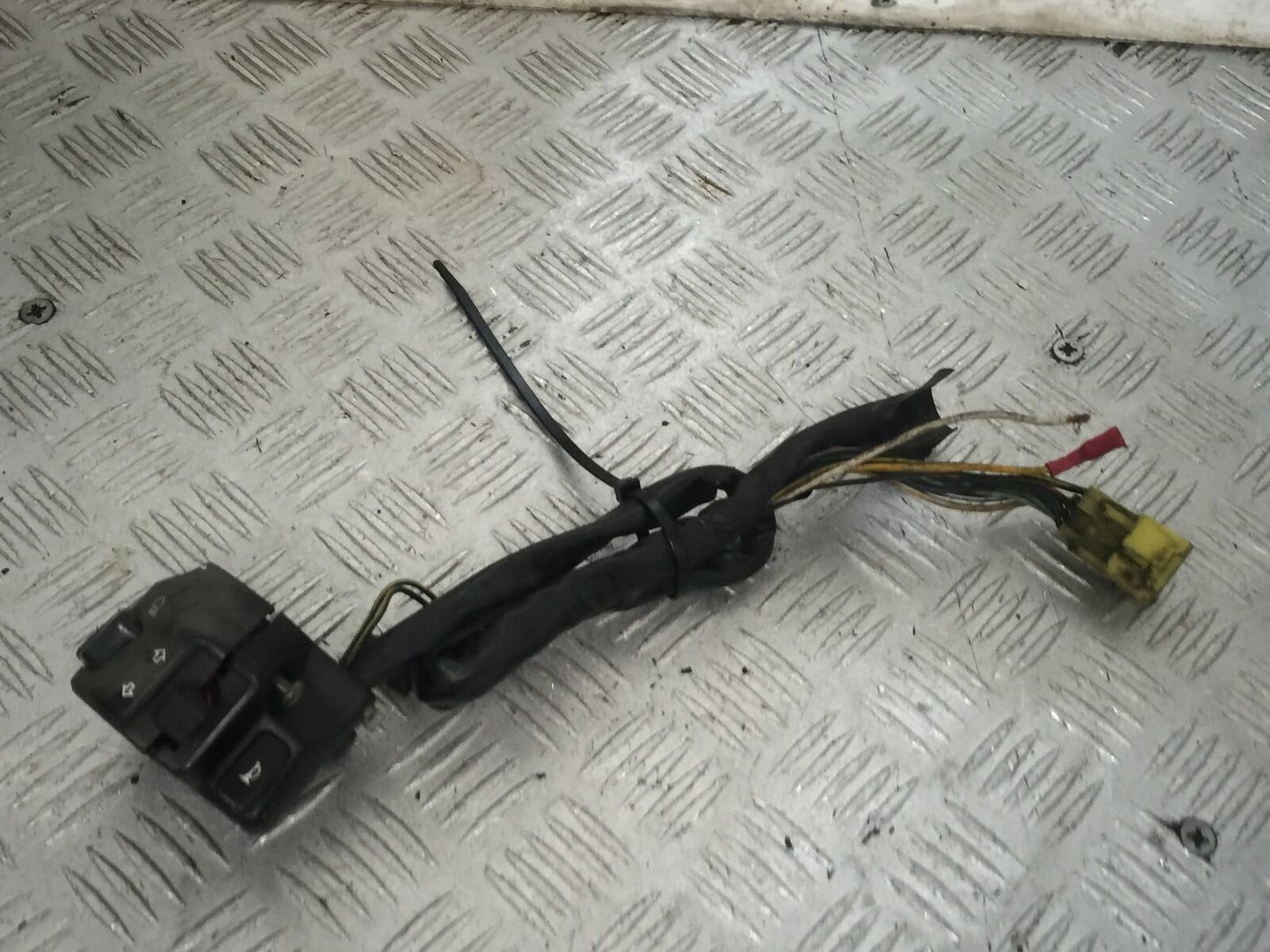 SUZUKI GSF600 GSF 600 BANDIT LEFT SWITCH GEAR  YEAR 2002 (STOCK 852)