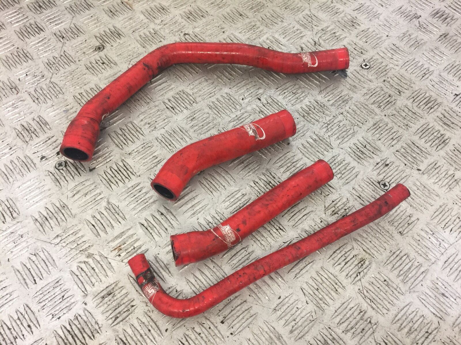 TRIUMPH 1050 SPRINT WATER PIPES  YEAR 2005 (STOCK 676)