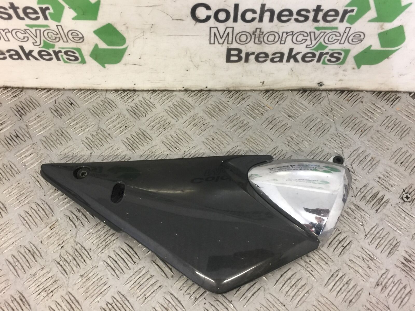 SUZUKI GSF600 GSF 600 BANDIT RIGHT SIDE PANEL  YEAR 2003