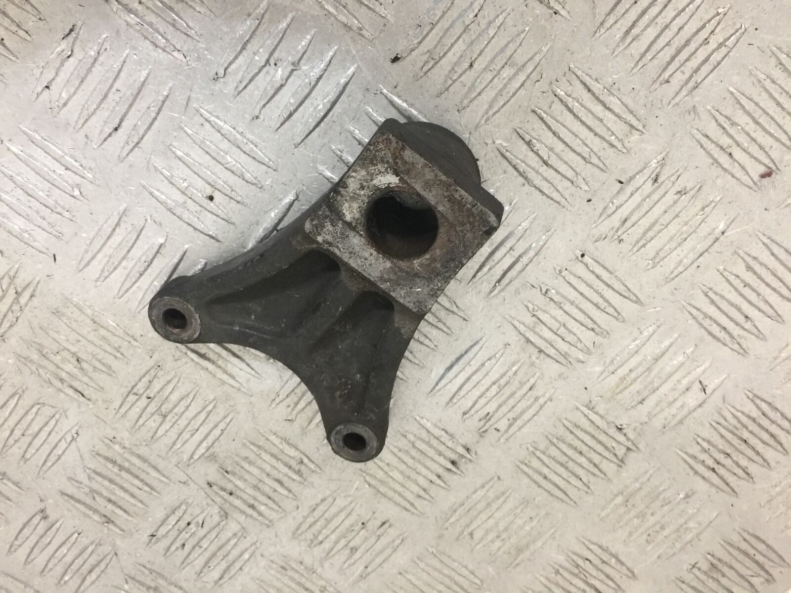 SUZUKI GSF600 GSF 600 BANDIT REAR CALIPER BRACKET YEAR 2002 (STOCK 852)