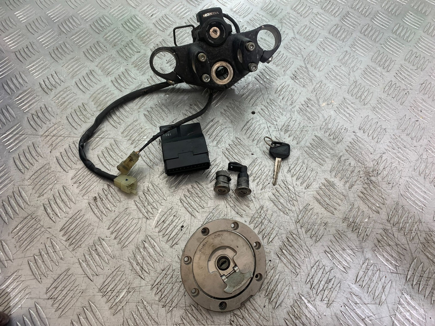 HONDA NT650 V DEAUVILLE ECU LOCKS AND KEY   YEAR 1998-01(CMB1320)