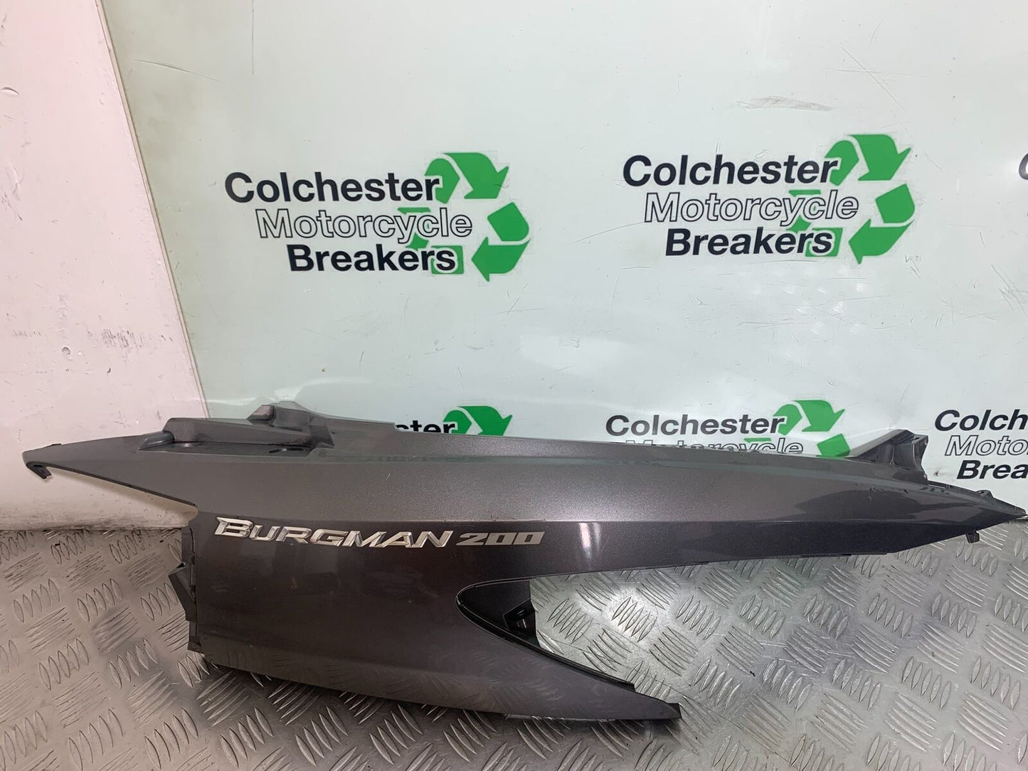 SUZUKI AN 200 UN 200 BURGMAN RIGHT SEAT PANEL YEAR 2007-09 (CMB1128)