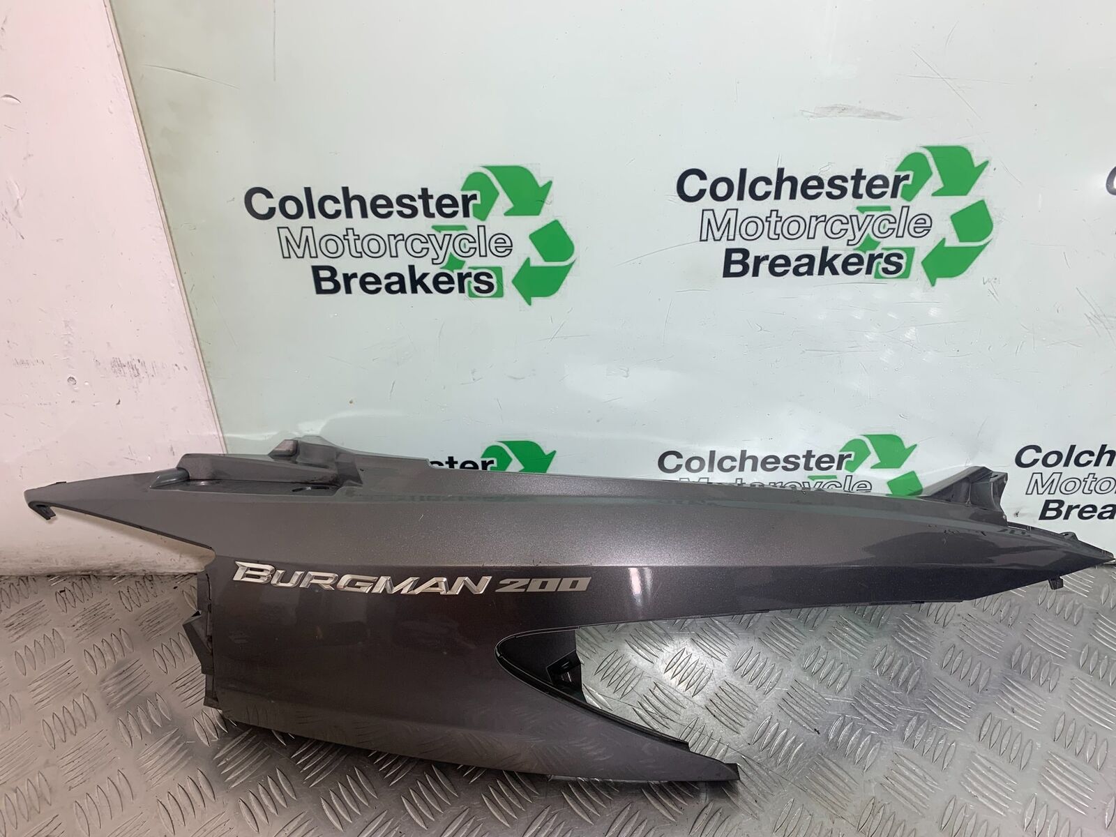 SUZUKI AN 200 UN 200 BURGMAN RIGHT SEAT PANEL YEAR 2007-09 (CMB1128)