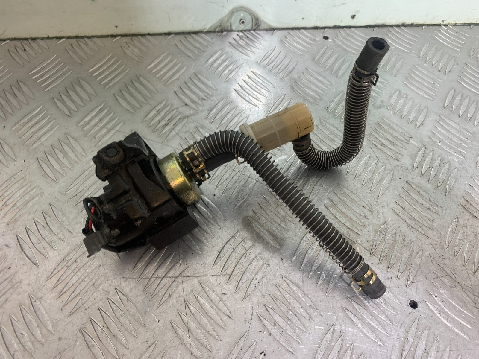 KAWASAKI ZX9R ZX9 E1 PETROL PUMP    YEAR 2000-01 (CMB1171)