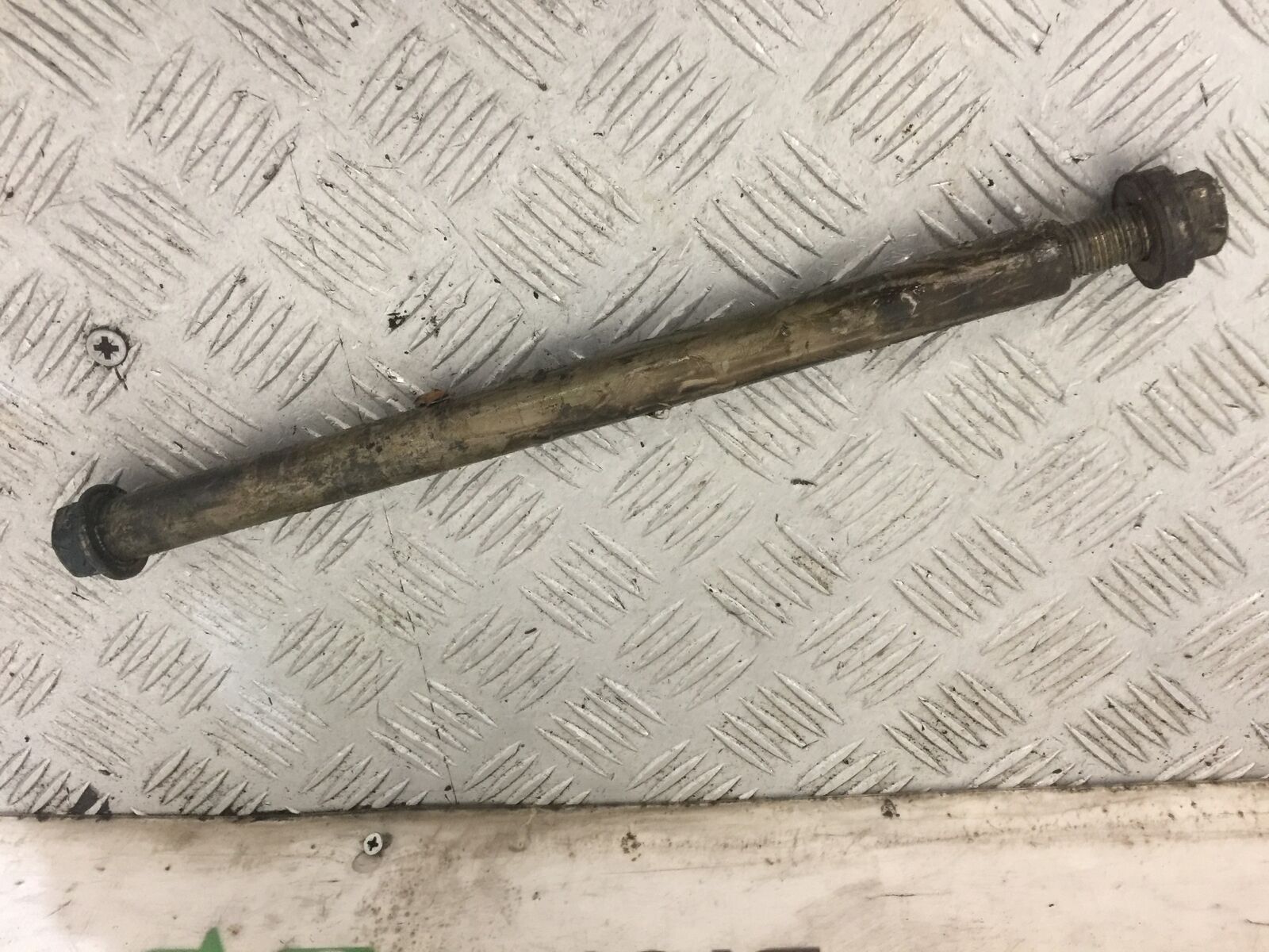 TRIUMPH 955i TIGER SWINGARM SPINDLE YEAR 2001-2006 (STOCK 818)