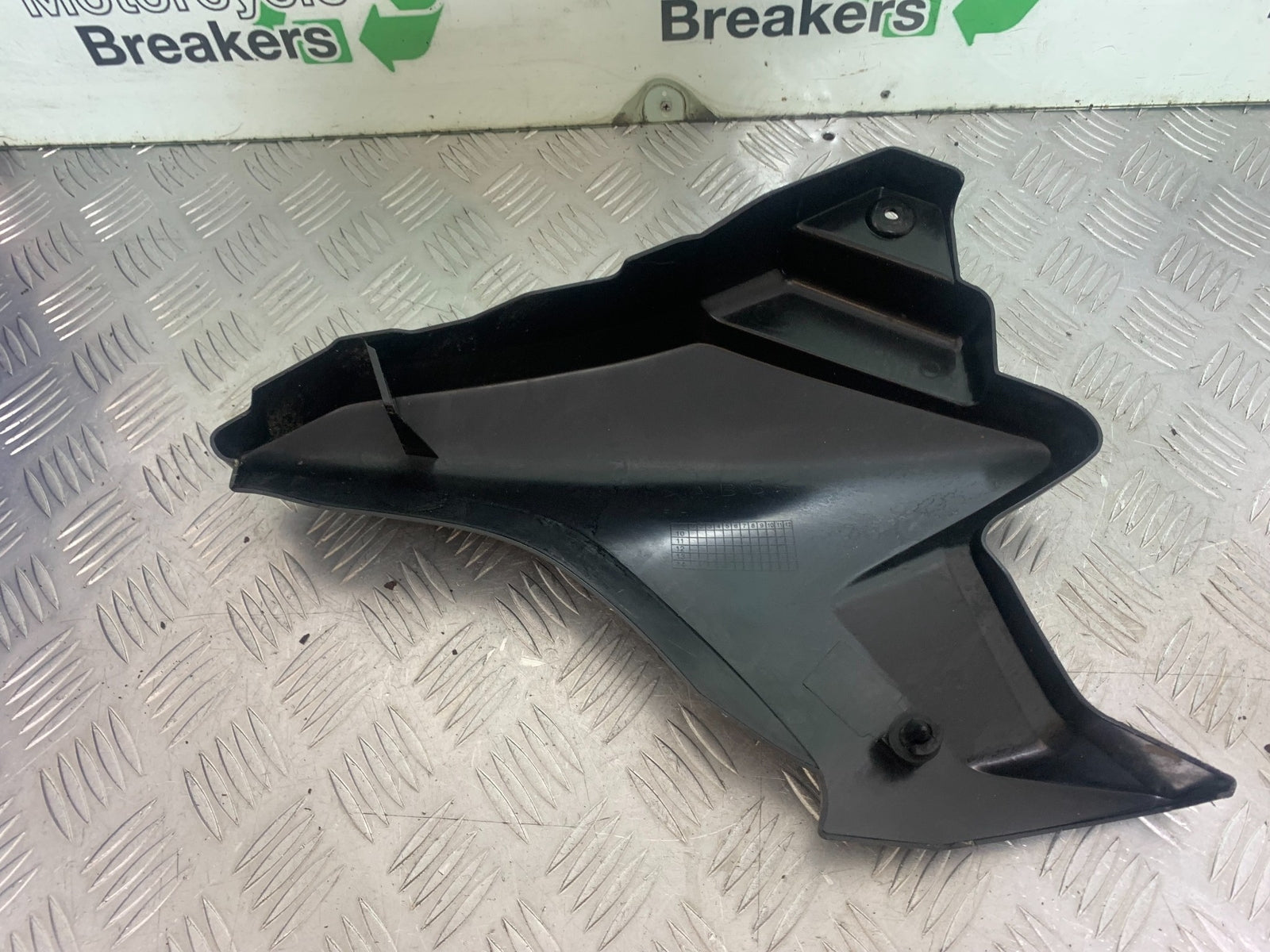 YAMAHA YBR125 YBR 125 RIGHT SEAT PANEL  YEAR 2010-2017 (CMB1163)