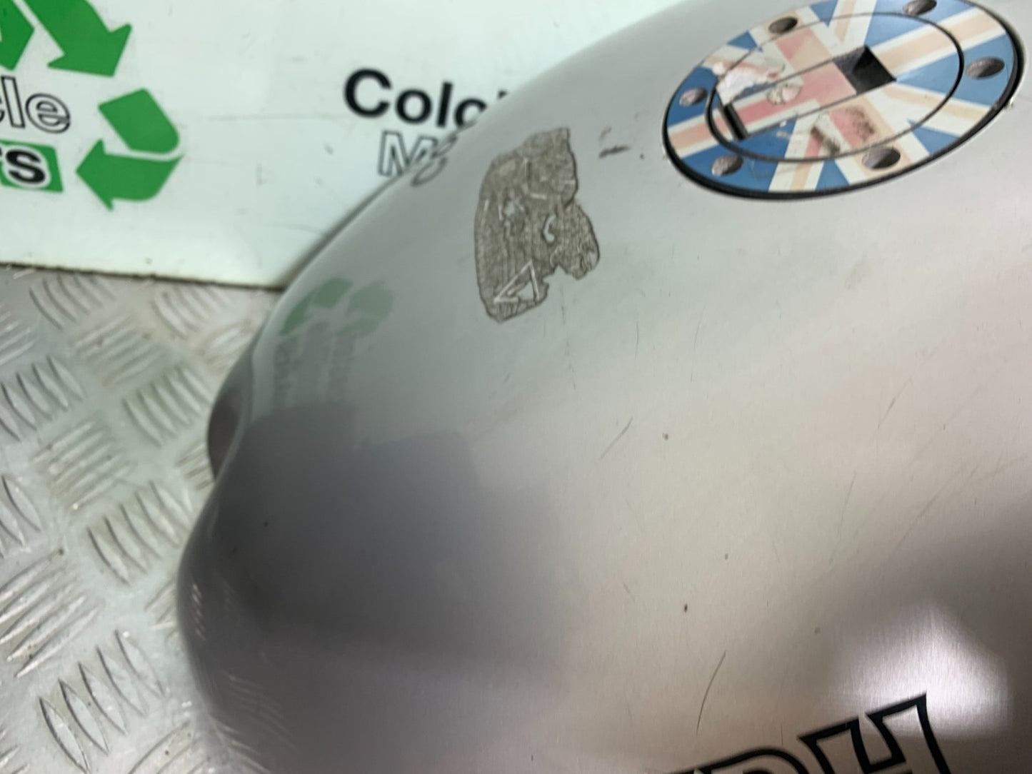 TRIUMPH 955i DAYTONA PETROL TANK  YEAR 2002-2006 (CMB1229)