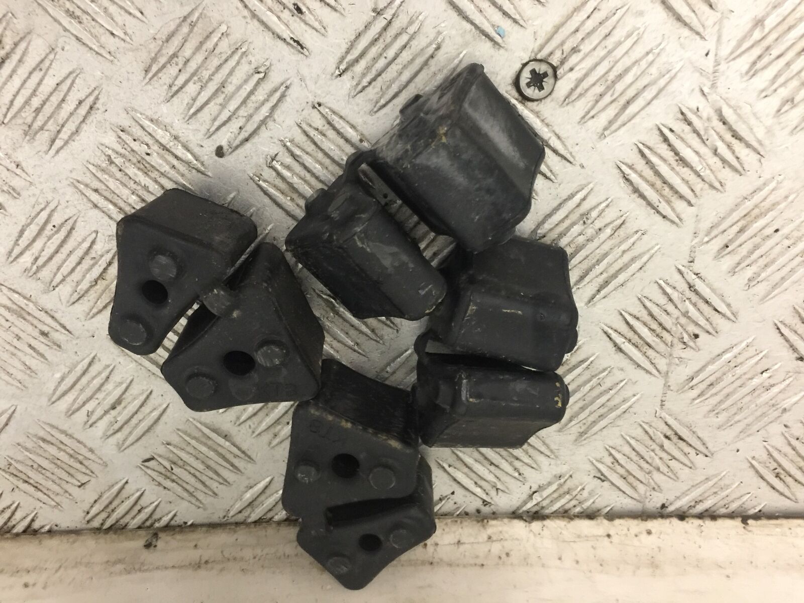 HONDA VT600 VT 600 SHADOW CUSH DRIVE RUBBERS  YEAR 1992-1997 (STOCK 833)
