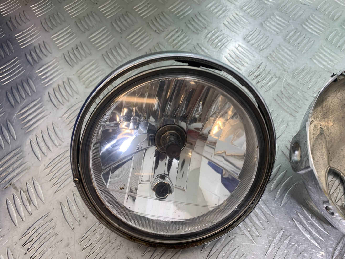 SUZUKI GSF600 GSF 600 BANDIT HEADLIGHT AND BACKING   YEAR 2001-2003 (CMB1157)