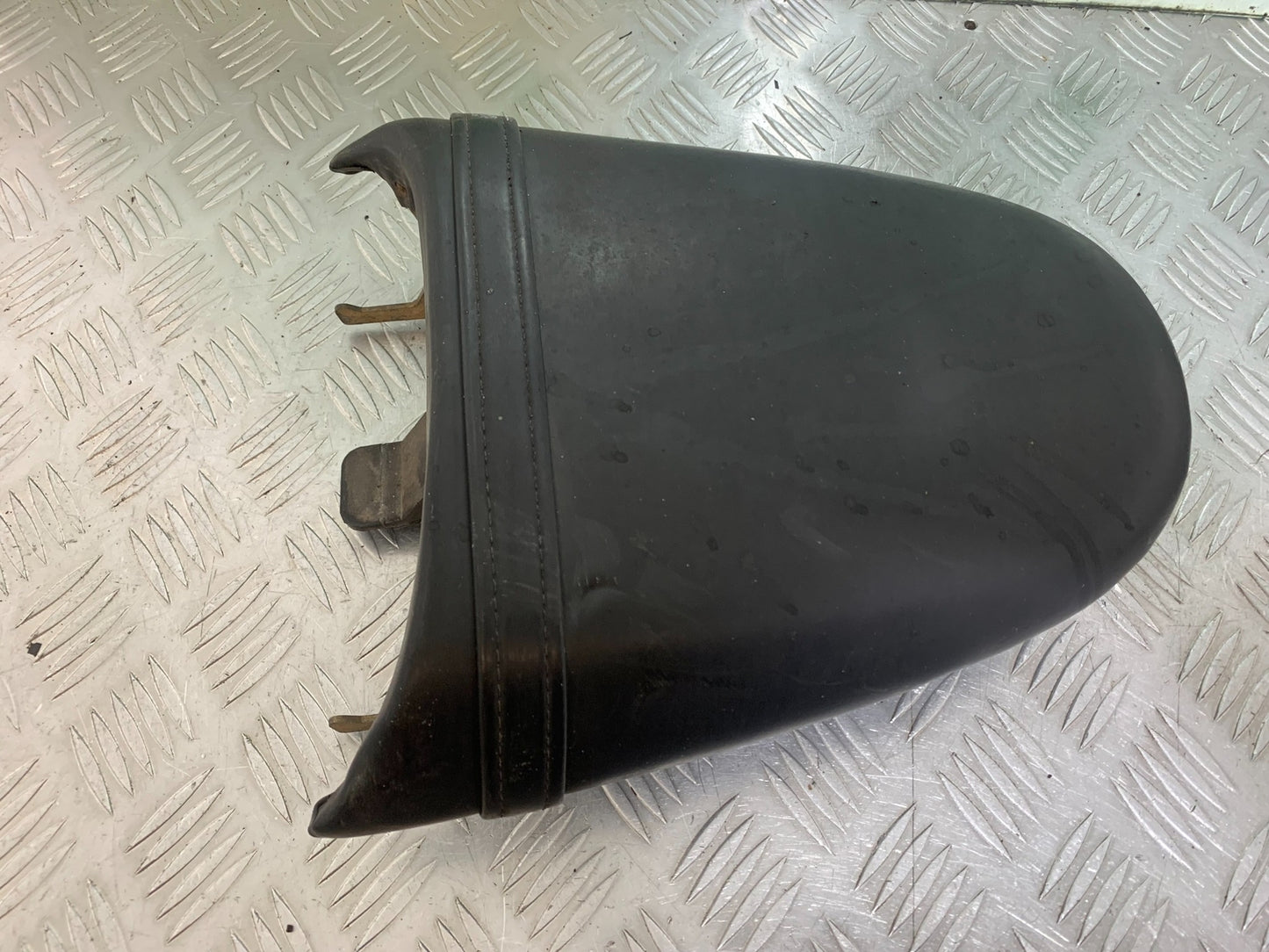 TRIUMPH T509 SPEED TRIPLE REAR SEAT YEAR 1997-1998 (CMB1144)