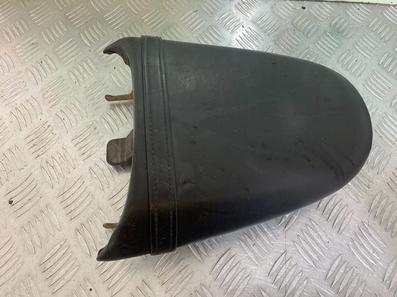 TRIUMPH T509 SPEED TRIPLE REAR SEAT YEAR 1997-1998 (CMB1144)