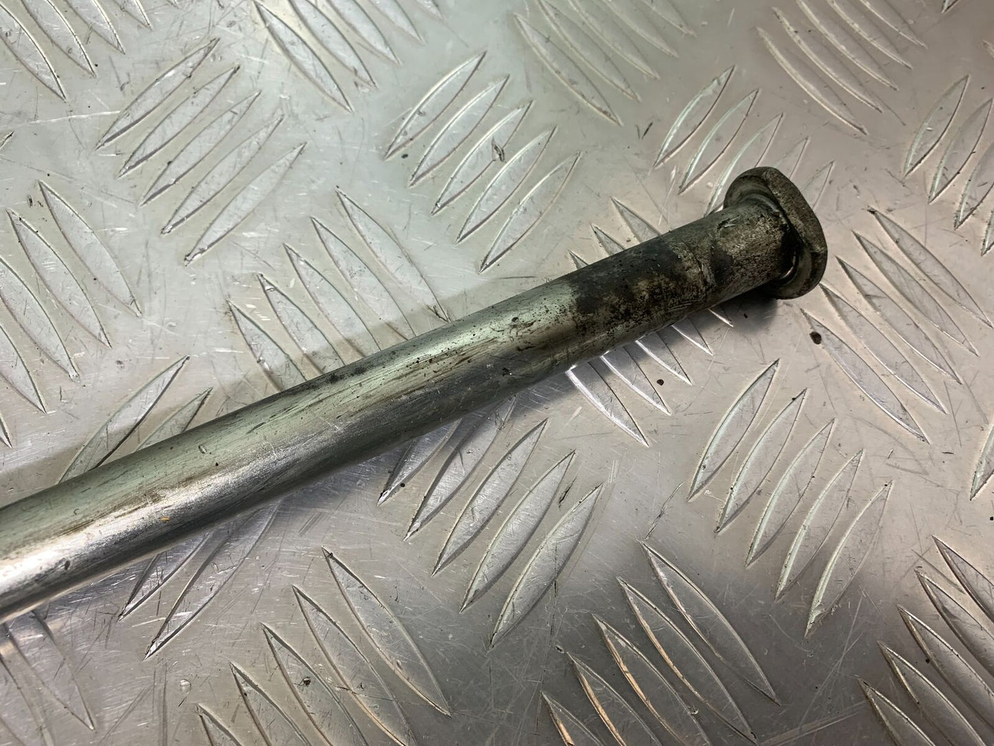 YAMAHA XJR1300 XJR 1300 SWINGARM SPINDLE 1999-2003 (CMB1119)