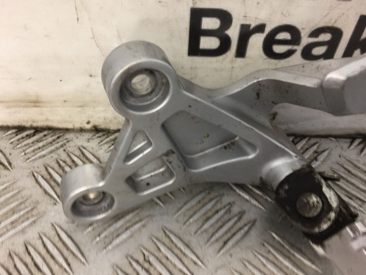 YAMAHA MT 125 MT125 FRONT LEFT HANGER AND PEG  YEAR 2014-2019 ABS (STOCK 477)