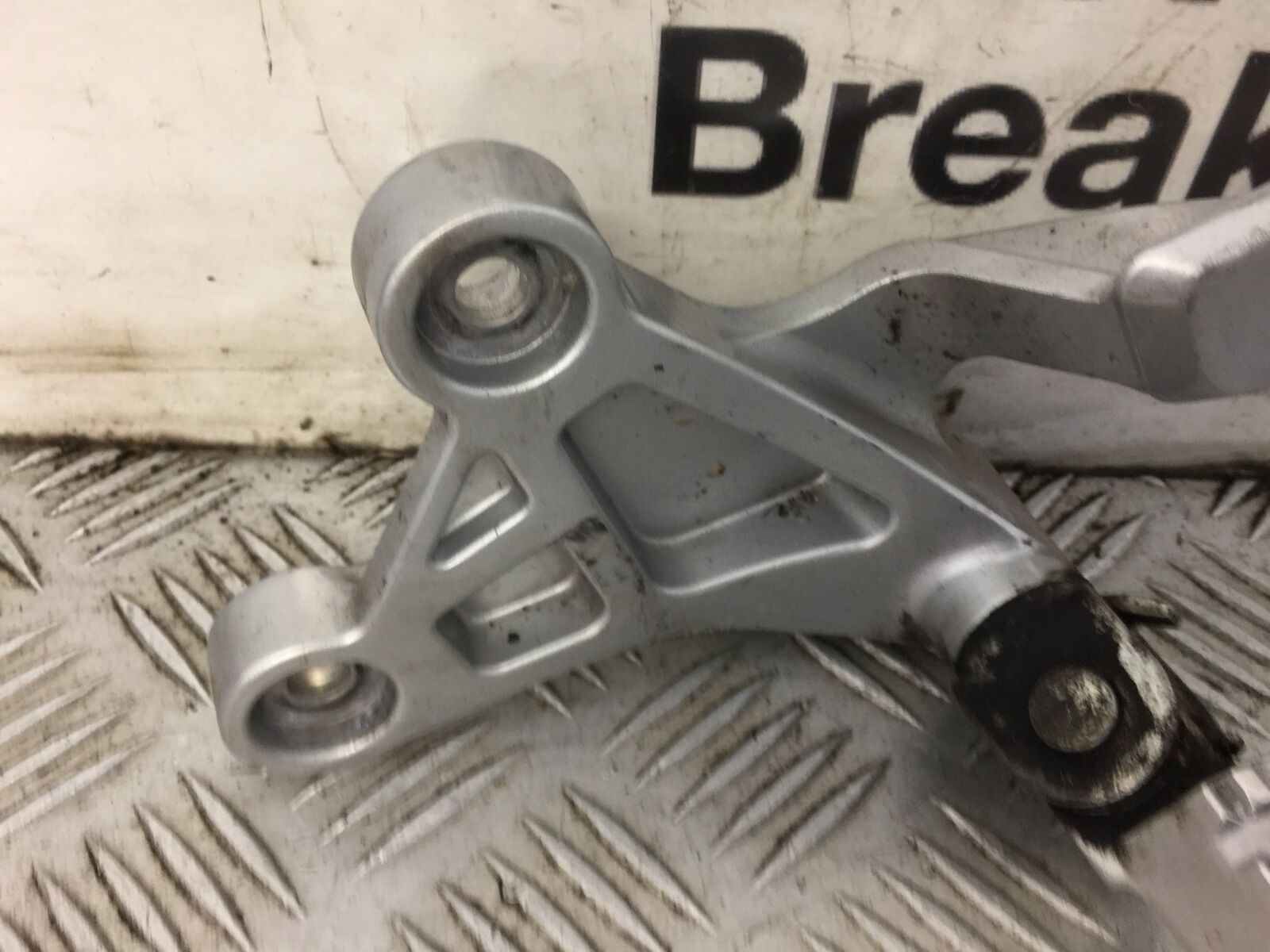 YAMAHA MT 125 MT125 FRONT LEFT HANGER AND PEG  YEAR 2014-2019 ABS (STOCK 477)