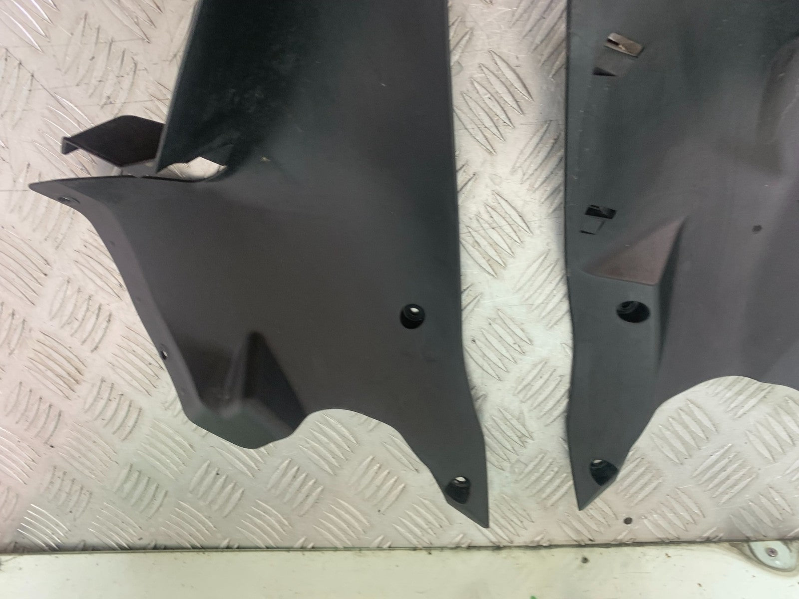 YAMAHA YZF-R125 YZF 125 LEFT AND RIGHT INNER INFILLS YEAR 2019-2022 (CMB1263)