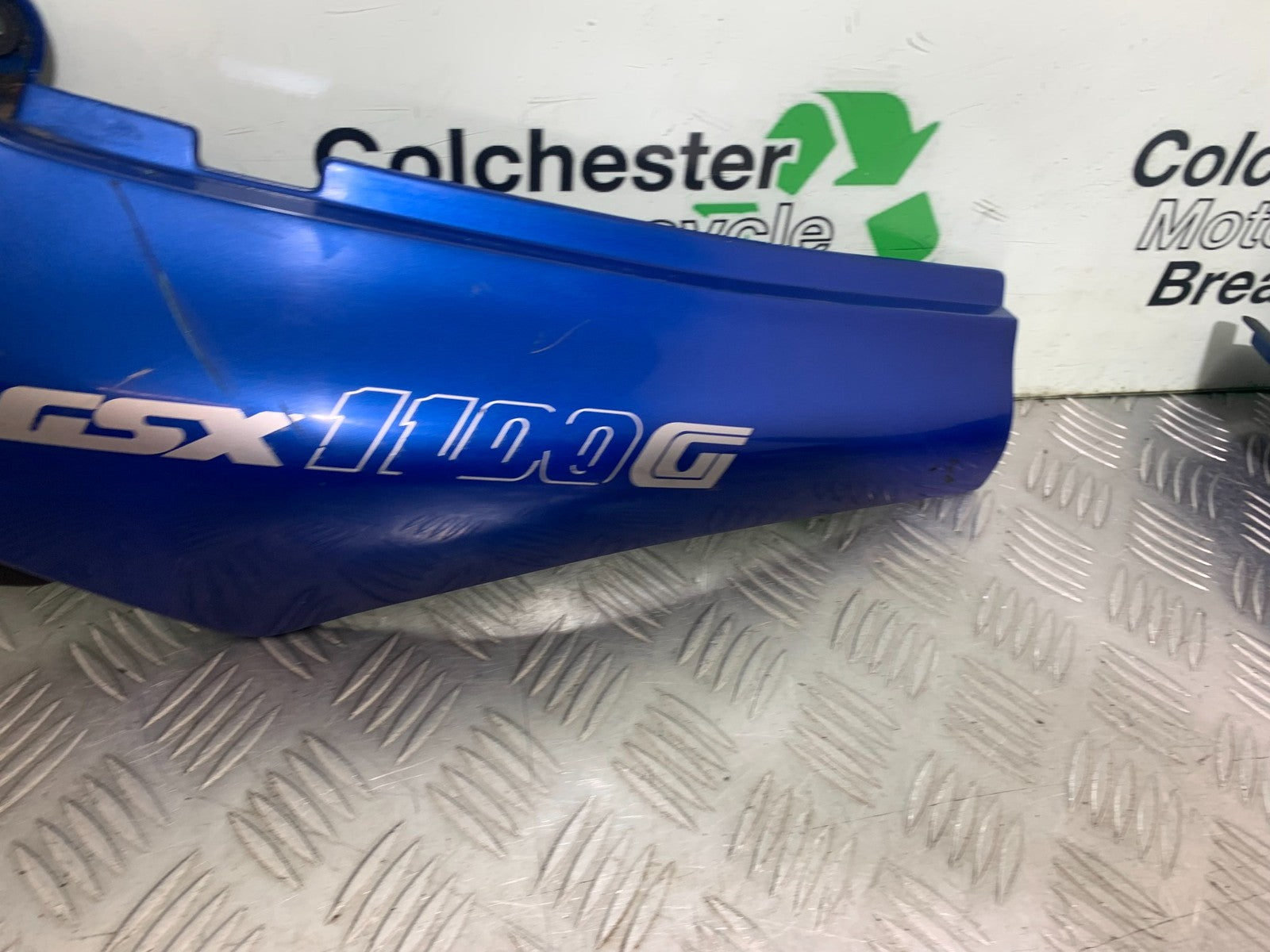 SUZUKI GSX1100 G GSX 1100 G LEFT SEAT PANEL  1991-1996 (CMB1283)
