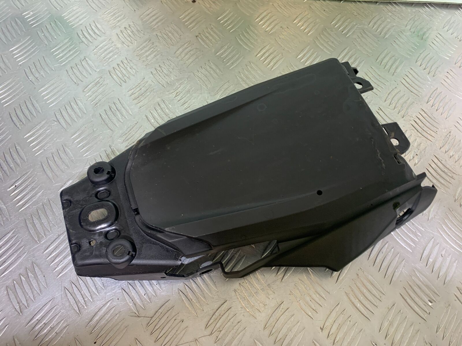 KTM 125 DUKE UNDERTRAY YEAR 2018-2023 (CMB1083)