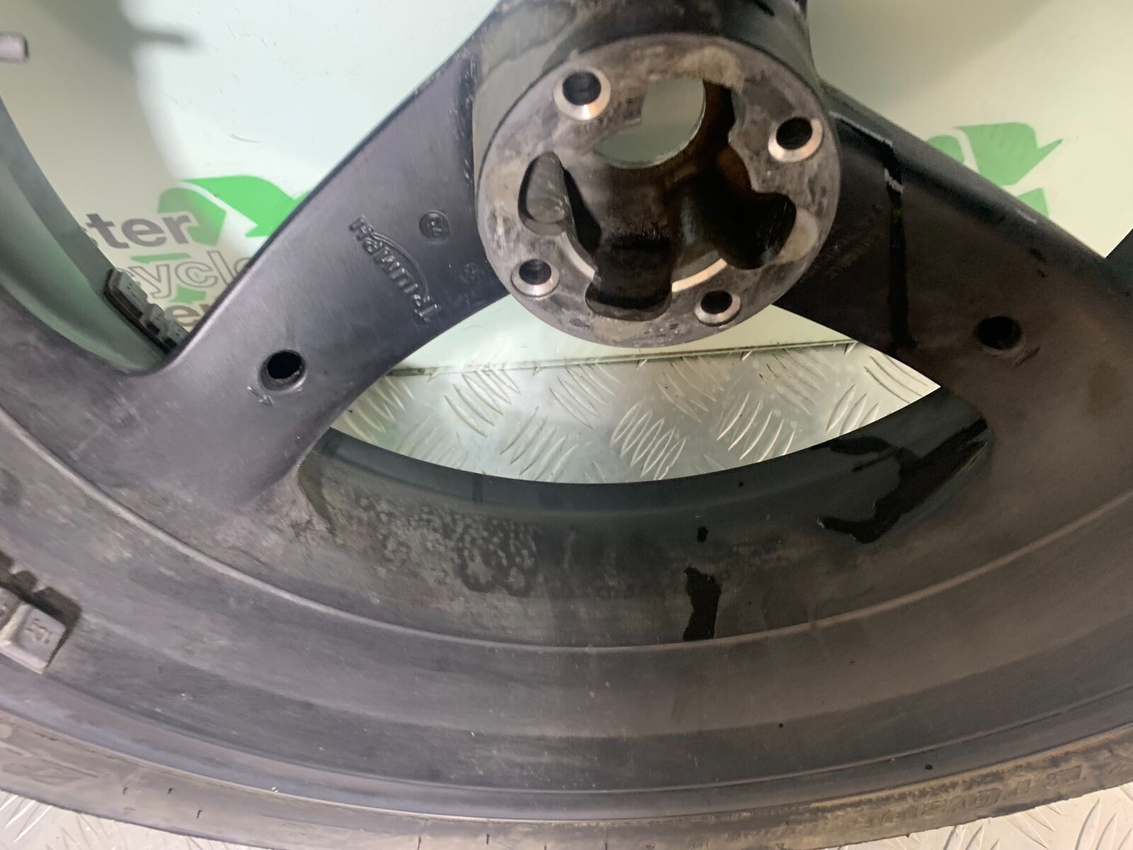 TRIUMPH 955i SPRINT ST REAR WHEEL  YEAR 1999-2004 (CMB1124)