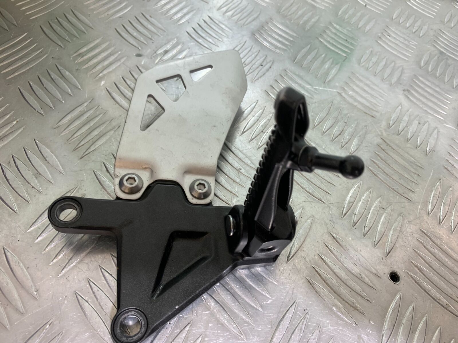 KAWASAKI ZX10R ZX 10R FRONT LEFT HANGER   YEAR 2016-2020 (CMB1015)