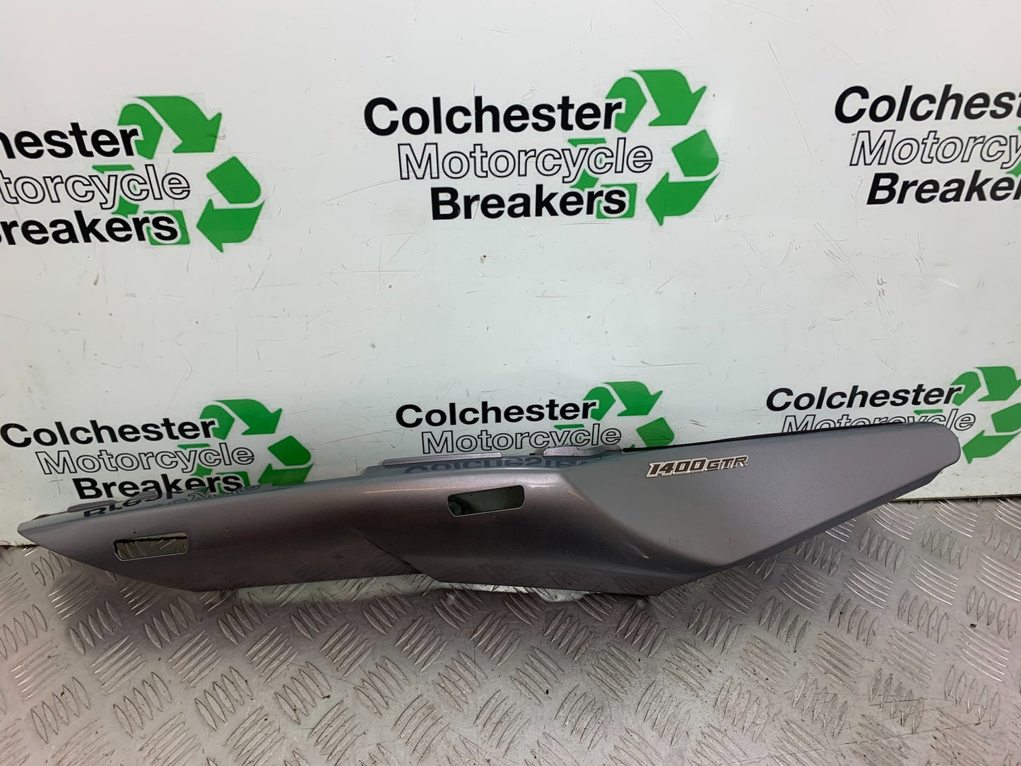 KAWASAKI GTR1400 GTR 1400 RIGHT SEAT PANEL  YEAR 2007-2009 (CMB1306)