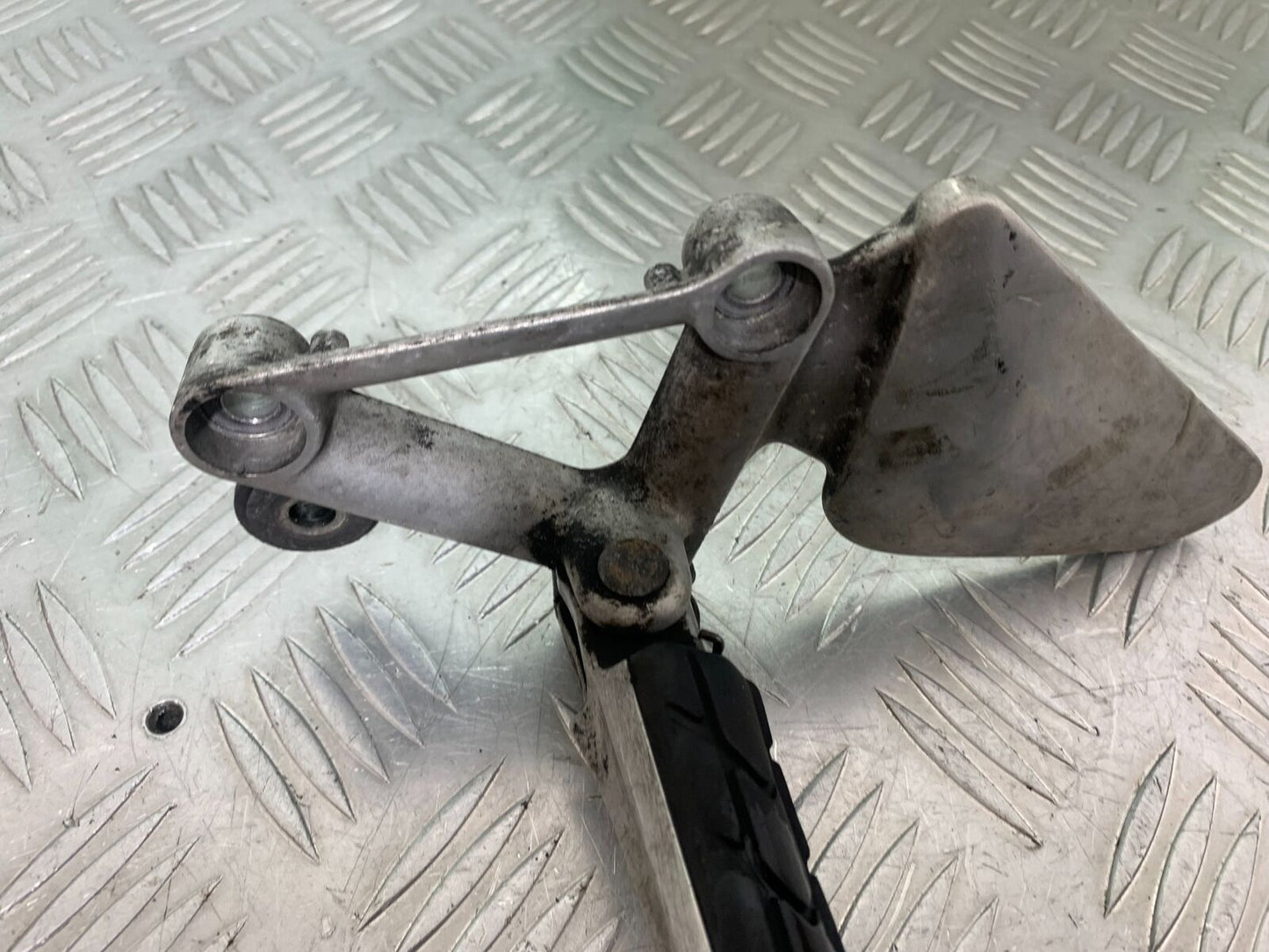 HONDA CBR1100 BLACKBIRD FRONT LEFT HANGER  YEAR 1999-2005 (CMB1103)