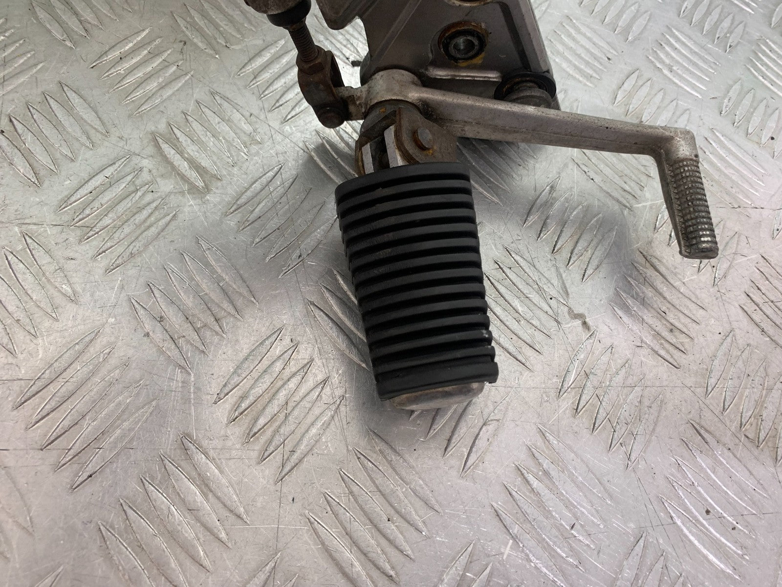 SUZUKI GSF1200 GSF 1200 BANDIT FRONT RIGHT HANGER   YEAR 2001-2004 (CMB1188)