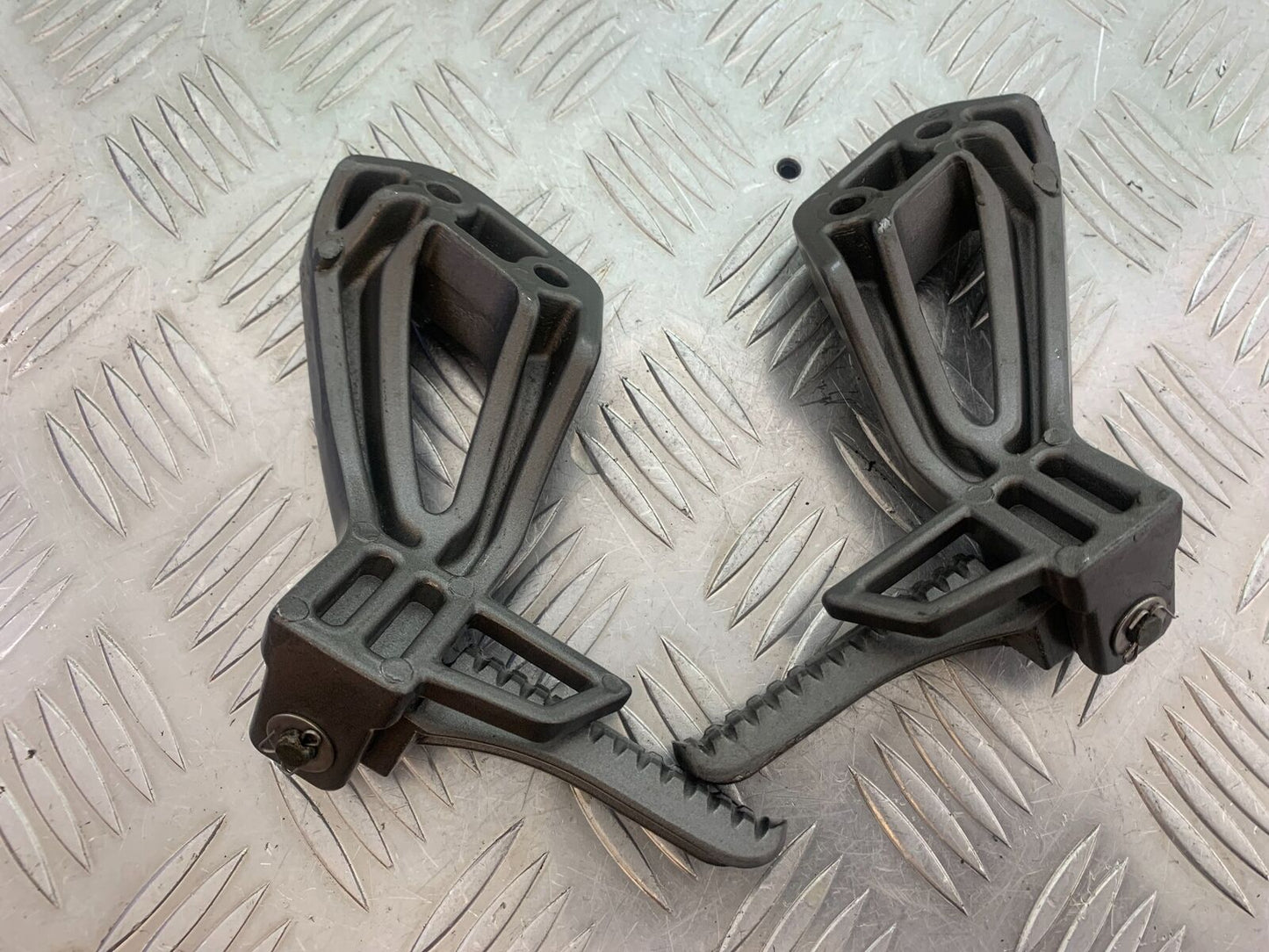 NECO GPX125 REAR HANGERS AND PEGS YEAR 2016-2021(CMB1052)