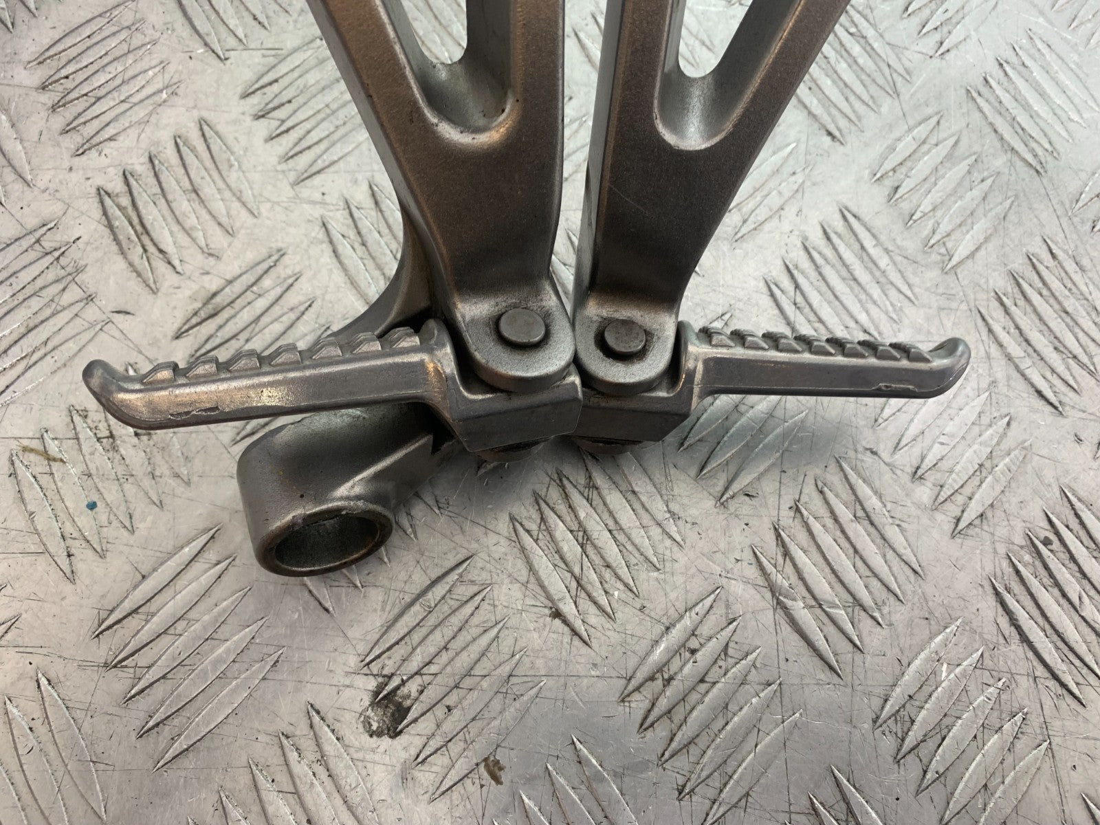 KAWASAKI ZX9R ZX9 R REAR HANGER AND PEGS YEAR 1998-1999 (CMB1329)