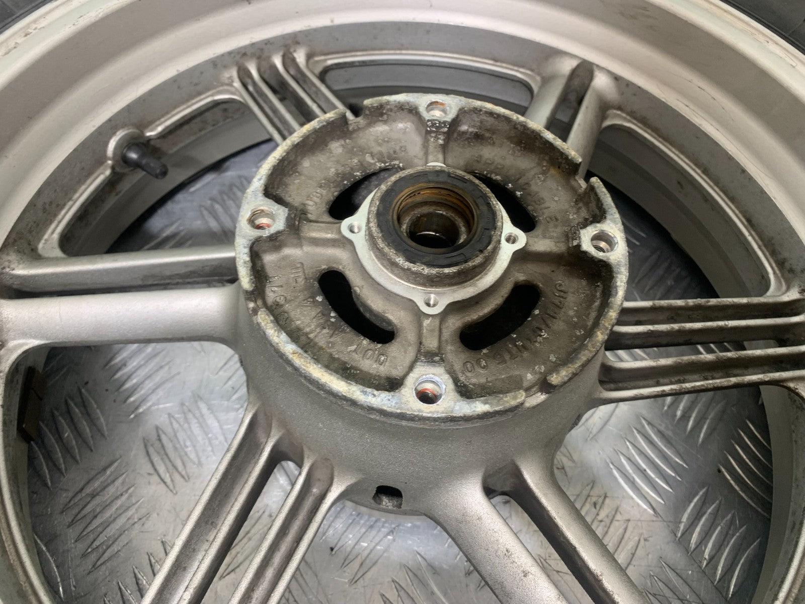 HONDA CBF600 CBF 600 REAR WHEEL  YEAR 2004-07  (CMB1305)