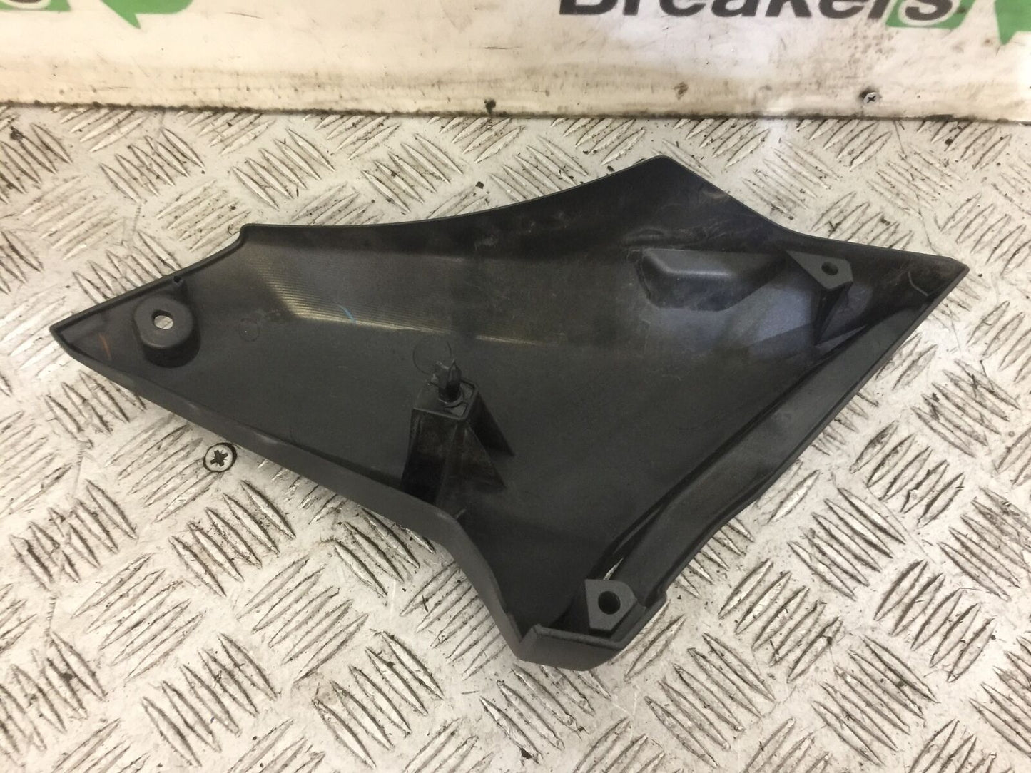 YAMAHA MT09 MT-09 RIGHT TANK PANEL  YEAR 2019 (STOCK 730)