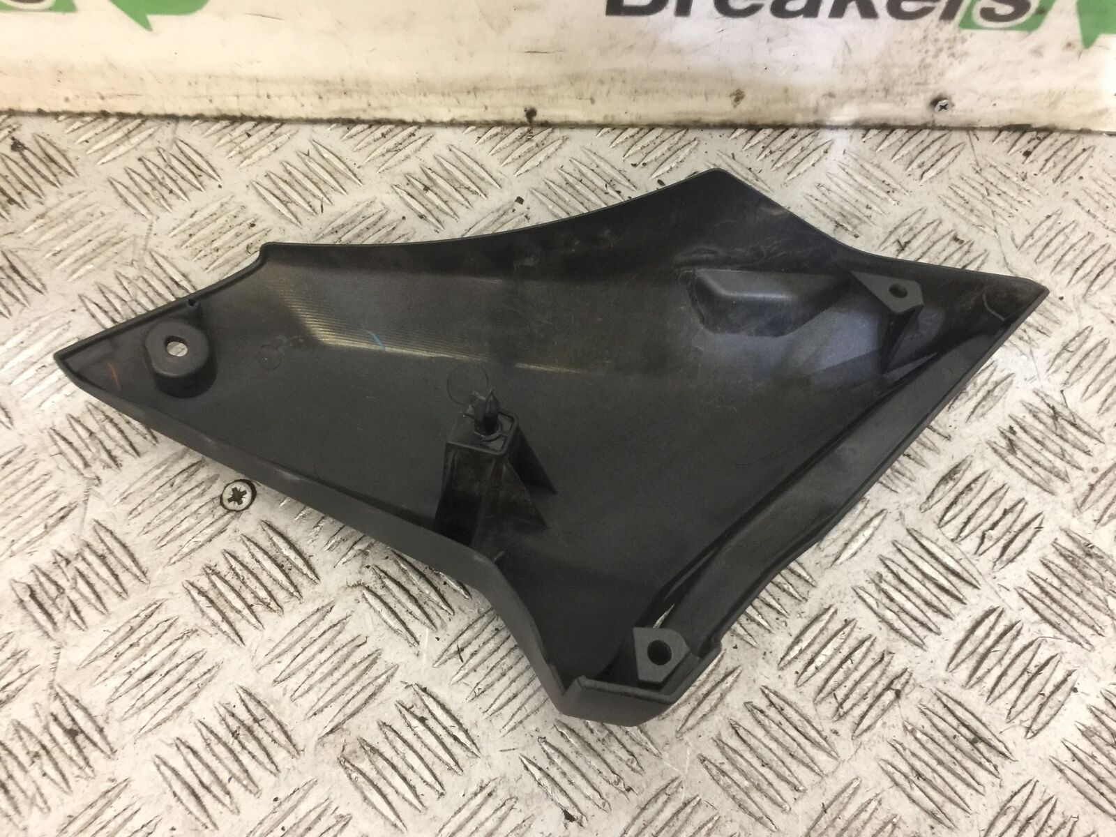 YAMAHA MT09 MT-09 RIGHT TANK PANEL  YEAR 2019 (STOCK 730)