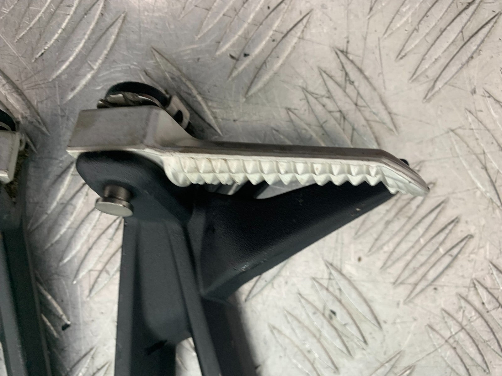 TRIUMPH 675 STREET TRIPLE RX REAR HANGER AND PEGS   2015- 2017 (CMB1299)