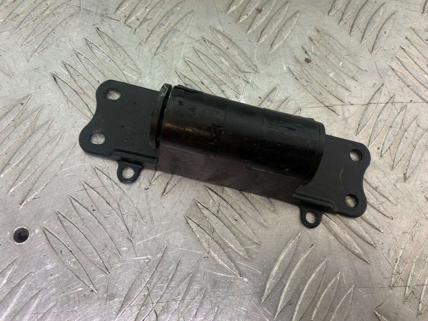 YAMAHA YZF R1 14 B BIG BANG TANK BRACKET   2009-14 (CMB1175)