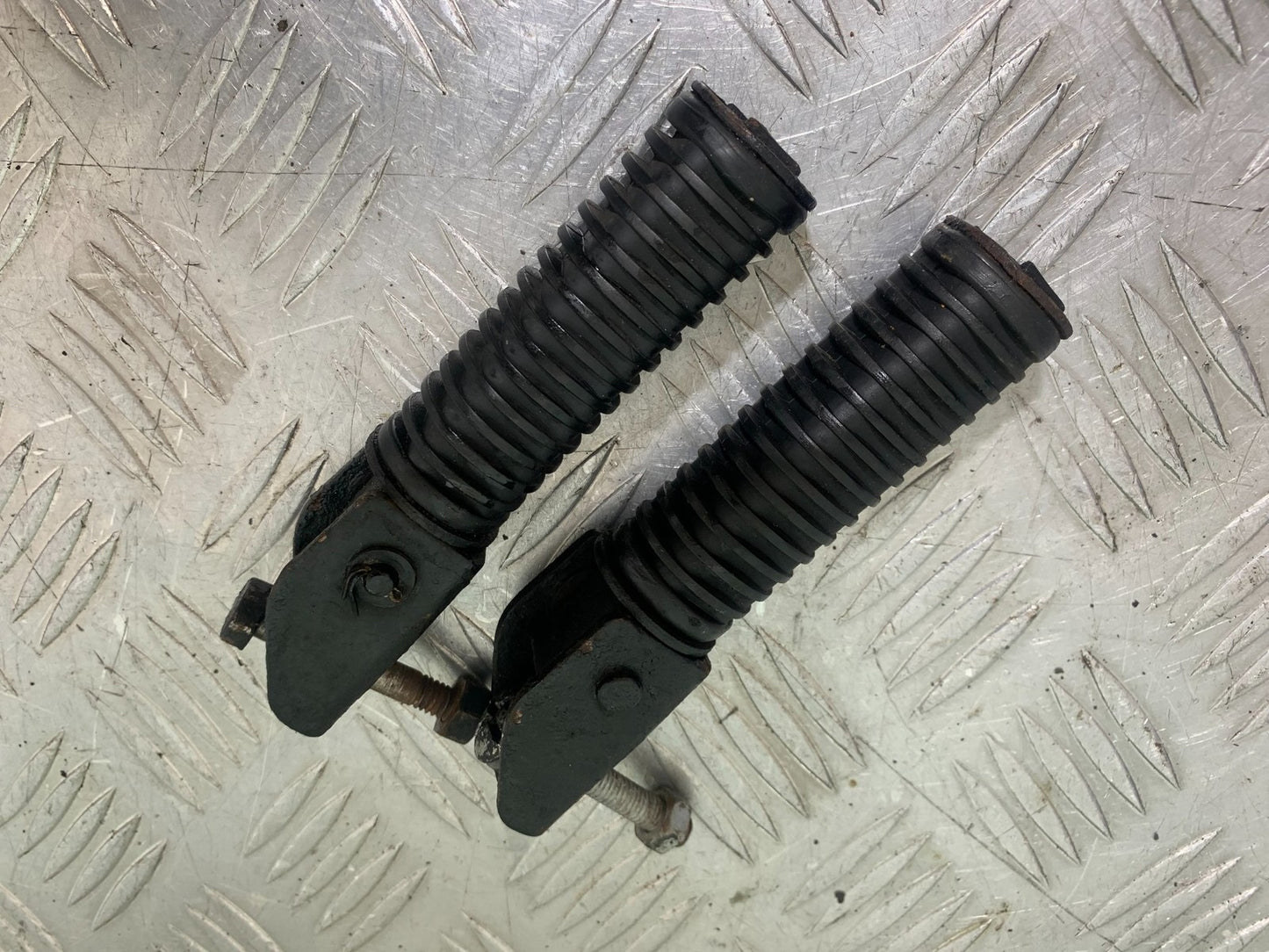 HONDA GL500 GL 500 SILVERWING REAR PEGS   YEAR 1981-82 (CMB1168)