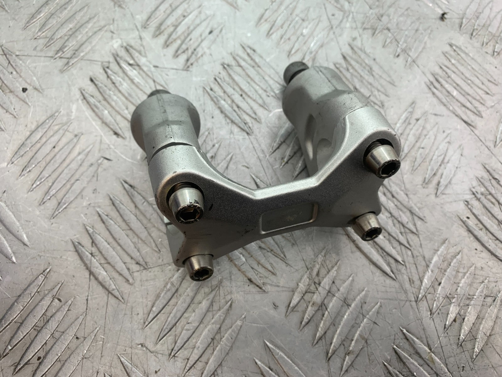 APRILIA TUONO 1000 V4R HANDLEBAR CLAMPS  YEAR 2011-13  (CMB1331)