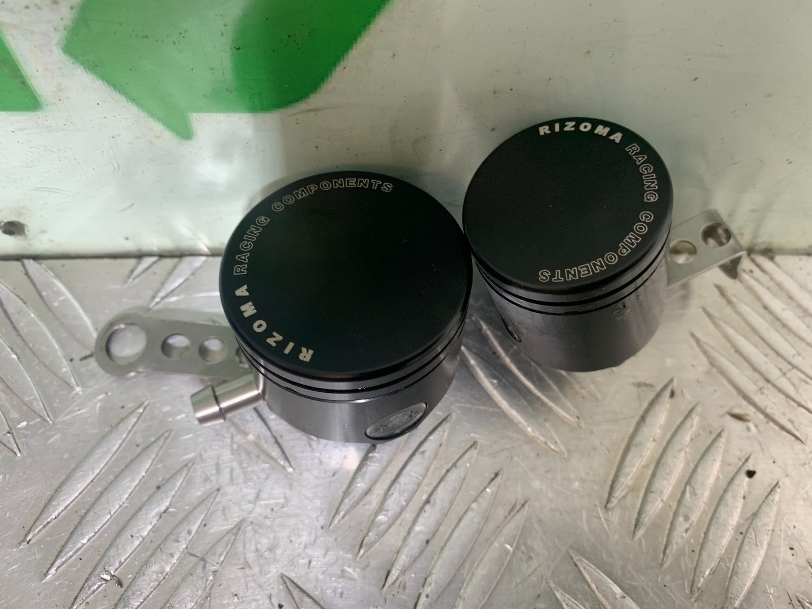 TRIUMPH 1050 SPEED TRIPLE  RIZOMA FLUID POTS YEAR 2005-2007 (CMB1322)