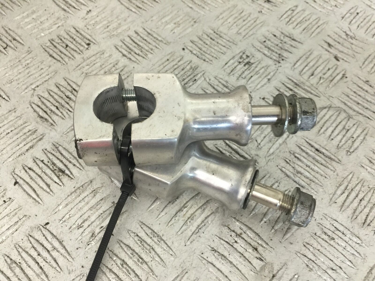 HONDA VTX1300 S BAR CLAMPS  YEAR 2004-09 (STOCK 749)