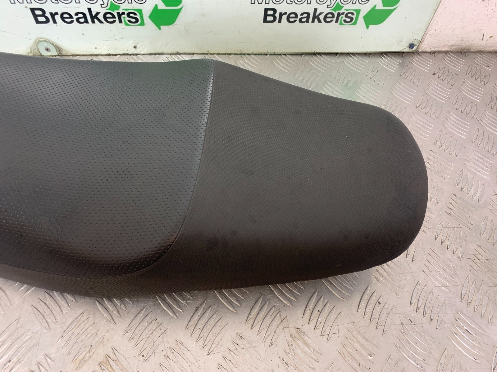 SUZUKI GSF1200 GSF 1200 BANDIT SEAT YEAR 2001-2004 (CMB1188)