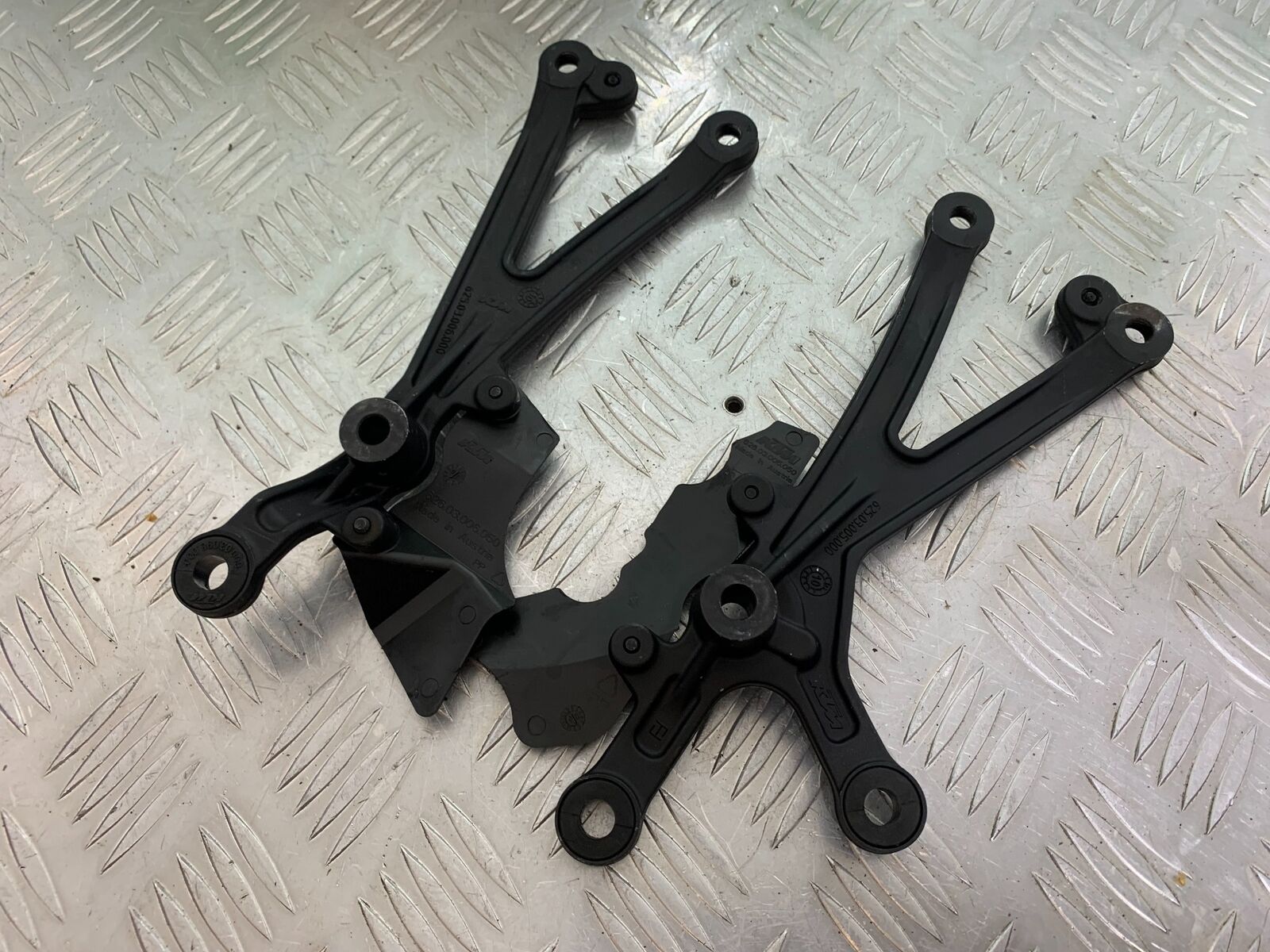 KTM 990 SUPERMOTO T ENGINE MOUNTS YEAR 2010-2011 (CMB1032)